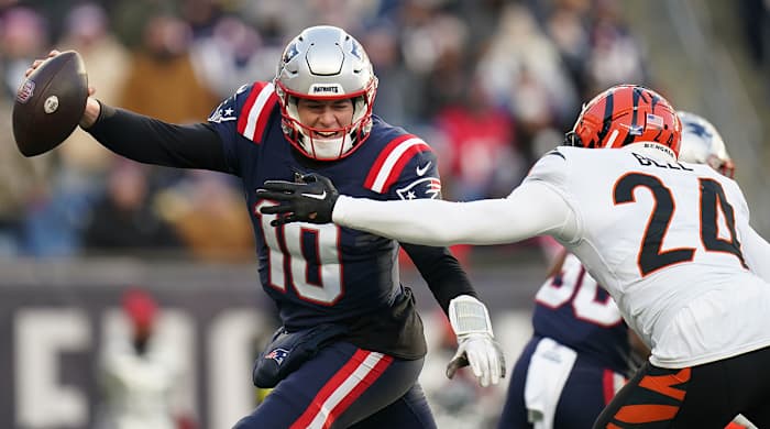 Von Bell chases Mac Jones in Week 16.